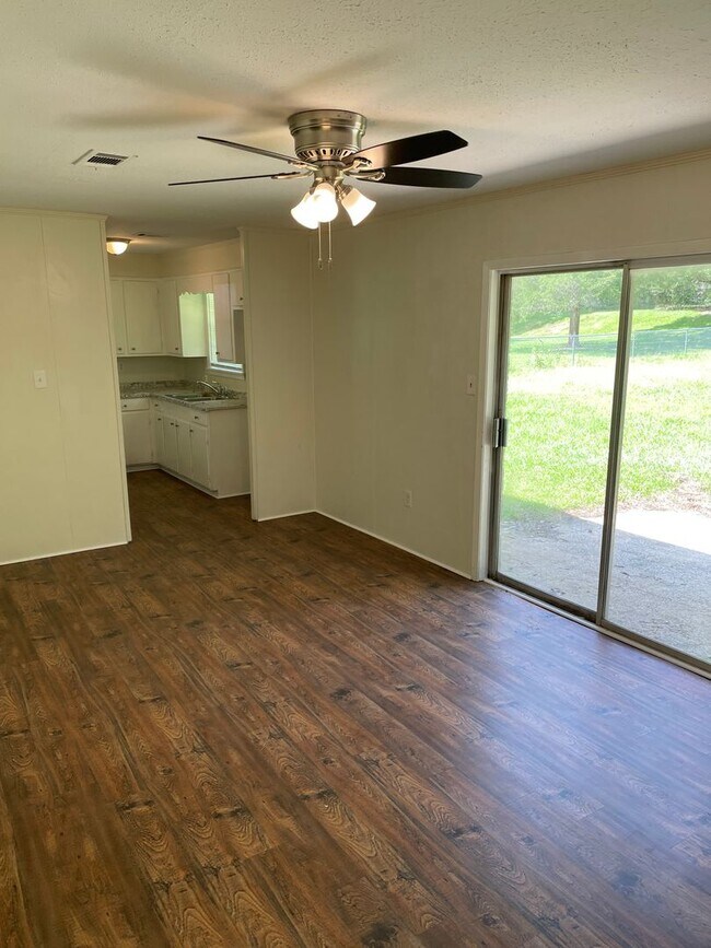 Foto del edificio - 3/1.5 For Rent in the Heart of Brandon