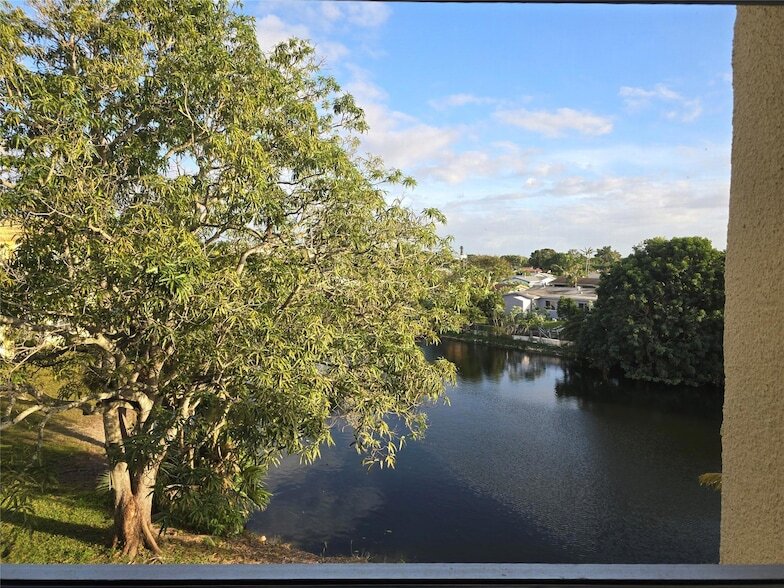 Foto principal - 8225 Sunrise Lakes Blvd