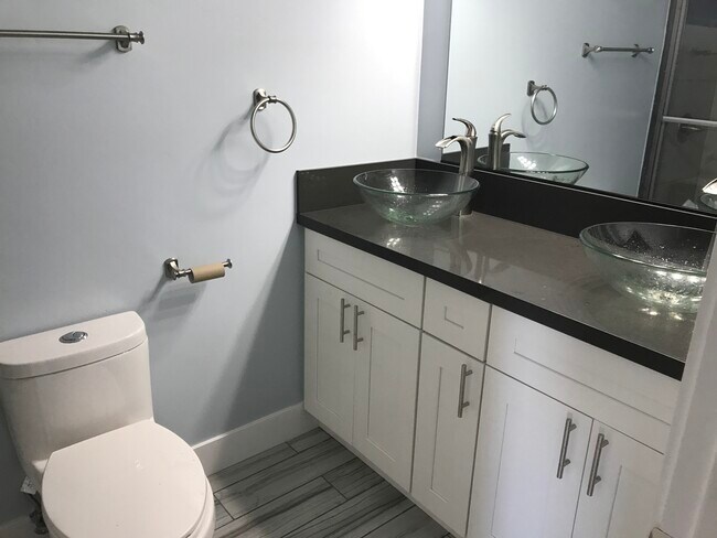 Bathroom - 4055 Brant St