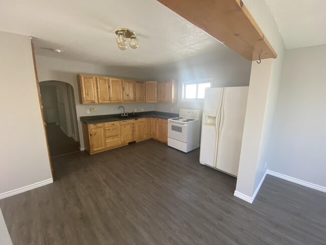 Building Photo - 371 Conmee St