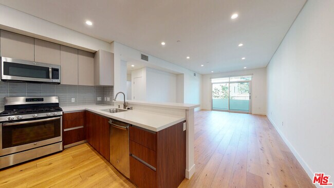 Foto del edificio - 938 Orange Grv Ave