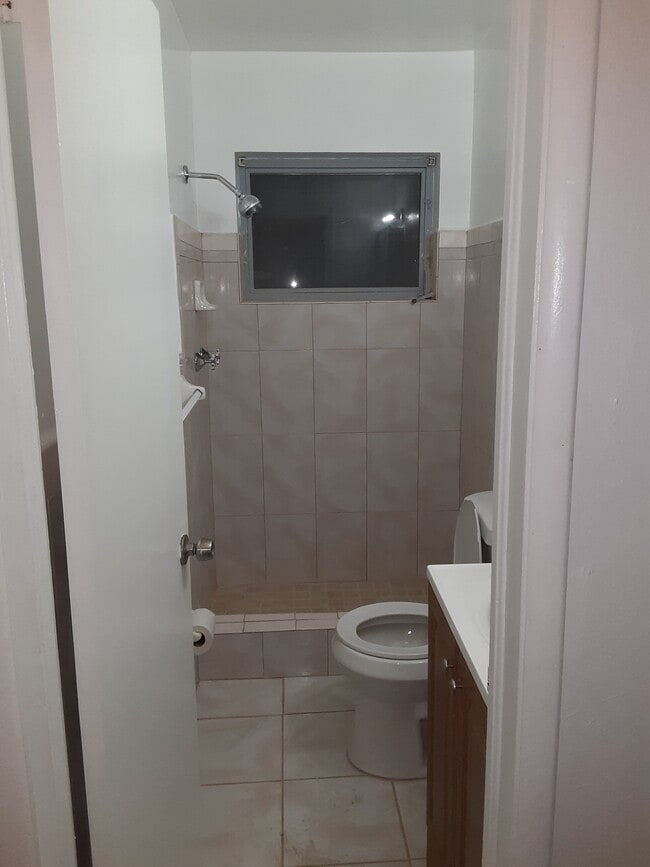 Baño #1 - 1900 Plunkett St