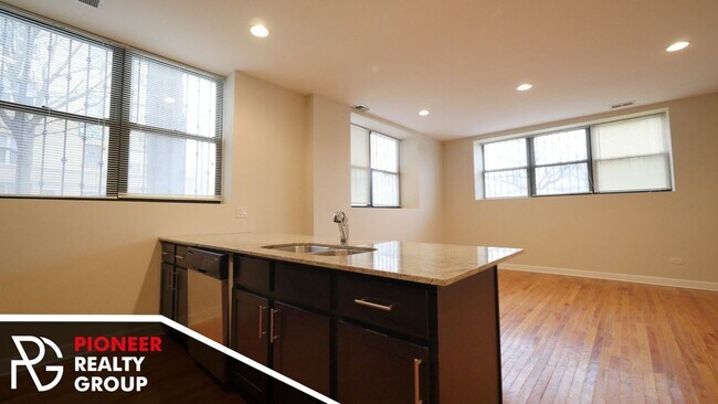 Foto del edificio - 4759 N Maplewood Ave