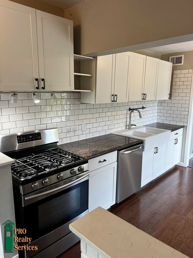 Building Photo - 3 Bedroom Bungalow in St. Louis Park