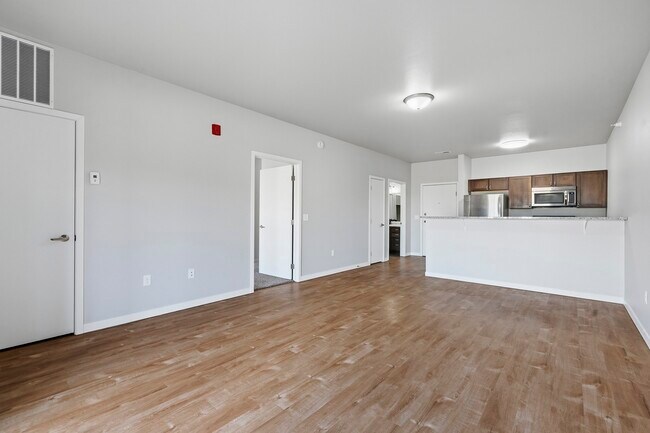 Adéntrate en la vida moderna en North Highlands Apartments, donde la amplitud se combina con un diseño elegante. Disfruta de la luz natural y los acabados contemporáneos en cada habitación. ¡Explora tu nuevo hogar hoy mismo y descubre todas las posibilidades! - North Highlands Apartments and Villas