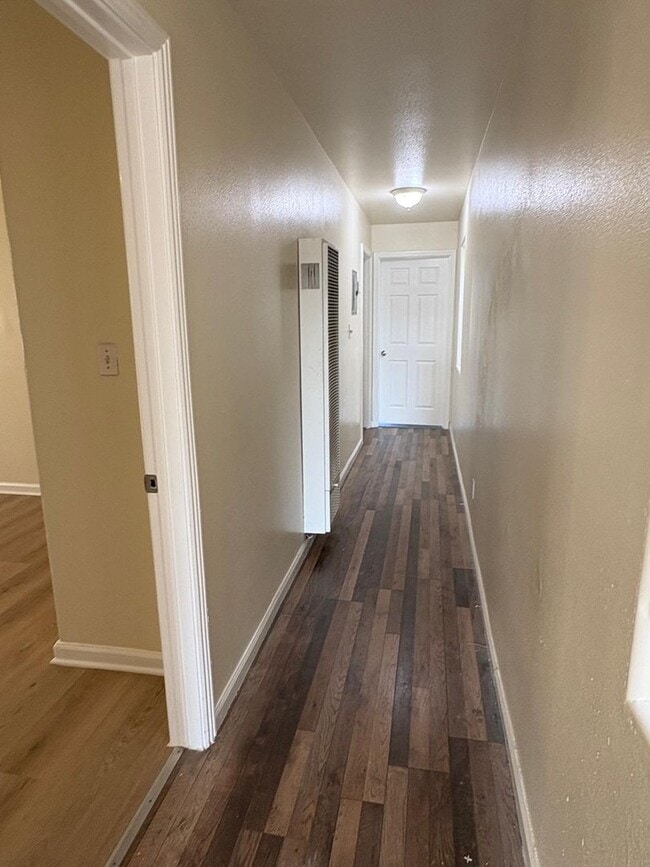 Building Photo - 3 Bed/2 Bath Move In Today! $3,500!