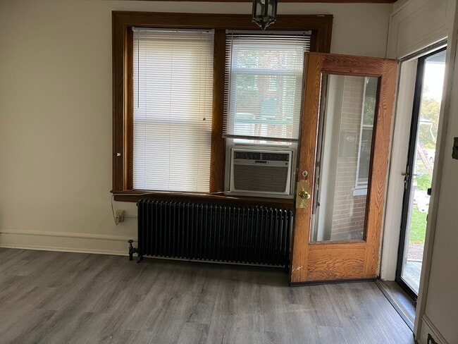 Foyer - 122 E 4th St