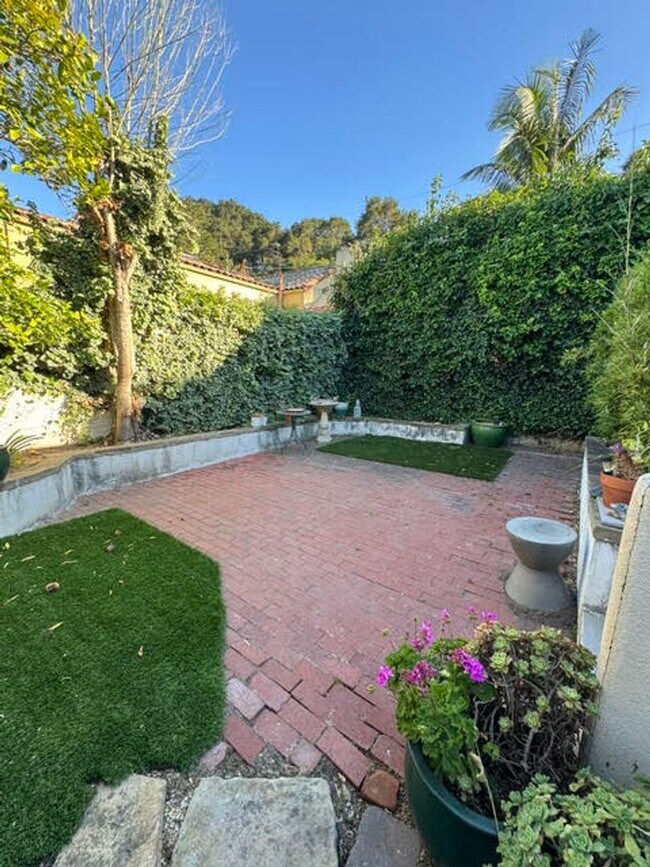 Foto del edificio - Charming Westside ADU with Private Backyard