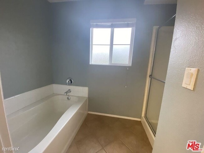 Building Photo - 3 br, 3 bath House - 15037 Roxford St Unit 7