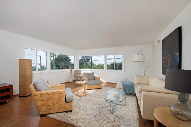 Building Photo - STUNNING & RARE 3BD/2.5BA LA JOLLA HOME WITH A POOL! $7,995/mo