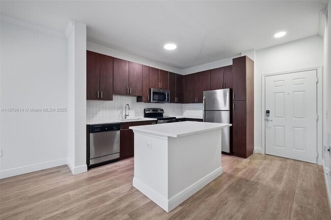 Foto del edificio - 10170 SW 7th St