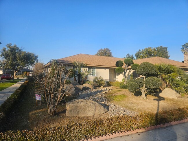 Foto del edificio - Great home in Fresno, Gorgeous Landscaping!