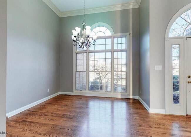 Building Photo - 402 Willow Creek Dr