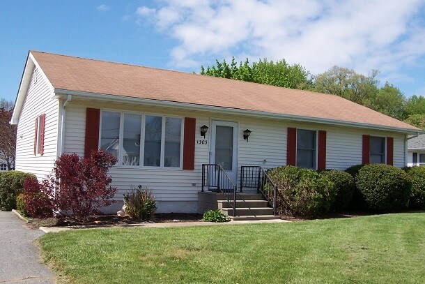 Building Photo - 1303 Savannah Rd