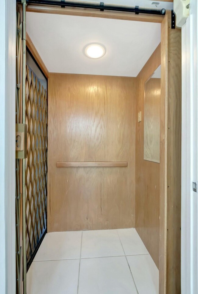 Building Photo - 5403 Verona Dr