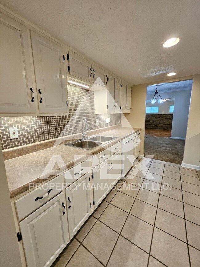 Foto del edificio - Spacious 3 Bd 2.5 Ba Condo w/Carport in heart of West Knox!