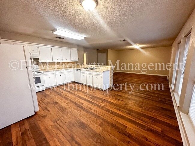 Building Photo - 200 N 23 1/2 St