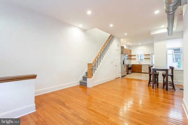 Building Photo - 530 Queen St