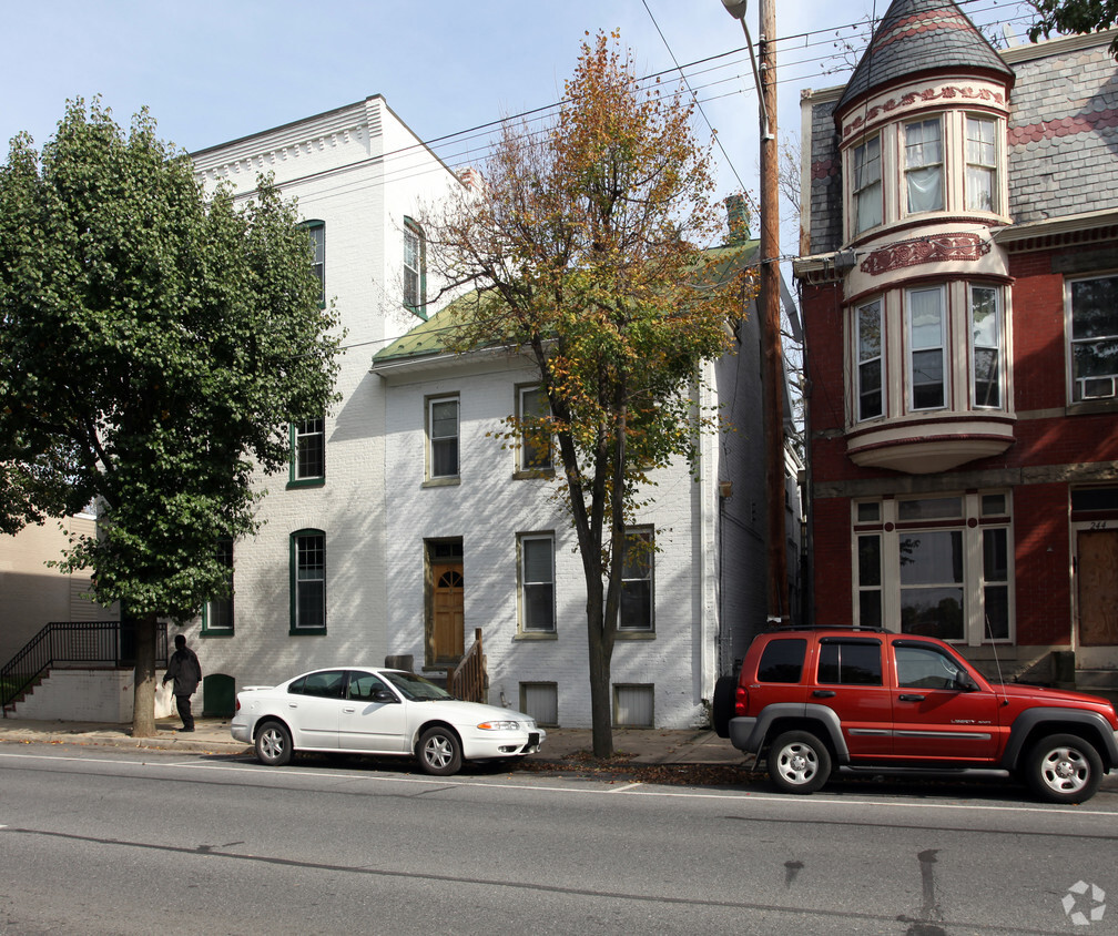 Building Photo - 242 S Potomac St