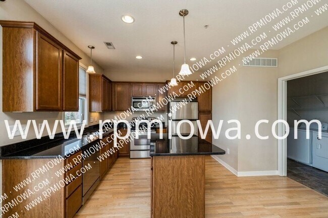 Building Photo - JORDAN CREEK AREA! CORNER UNIT WITH TONS O...