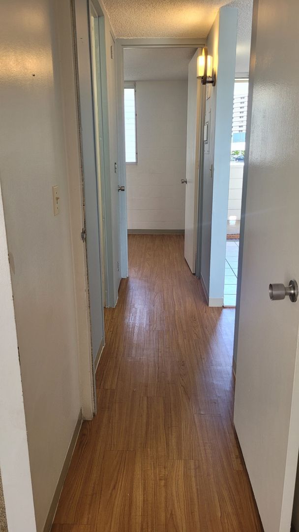 Building Photo - Nice 2bd, 1bath, 1pkg 700sqft unit . $2600