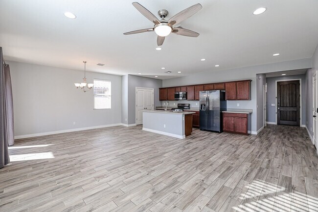 Building Photo - 3 bed/2 bath CORNER lot