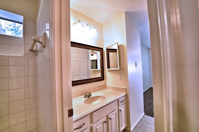 Building Photo - 15810 Hollow Rock Dr