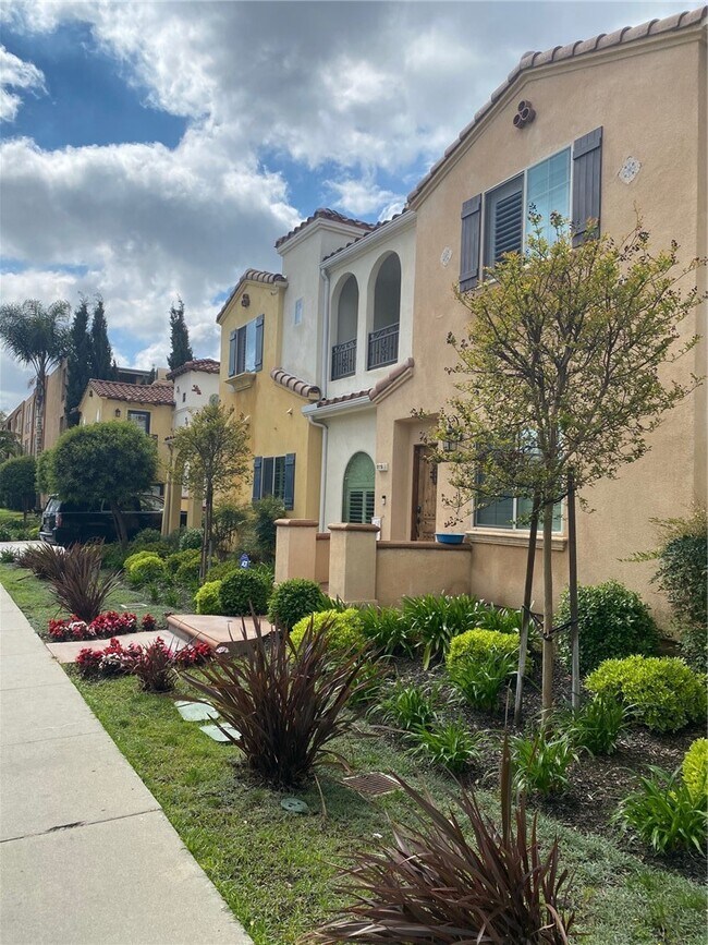 Building Photo - 9116 Florence Ave