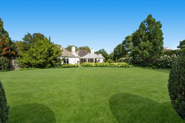 Building Photo - 171 Wyandanch Ln