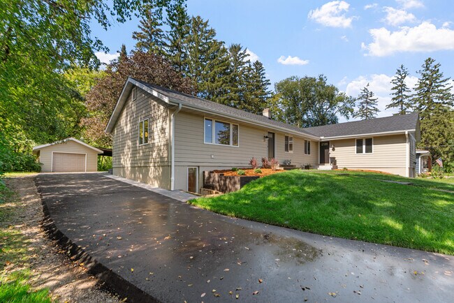 Foto del edificio - 217 Zachary Ln N