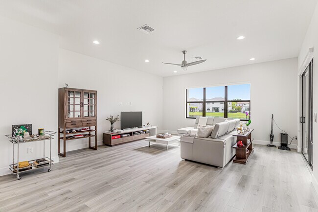 Foto del edificio - 7451 Estero Dr