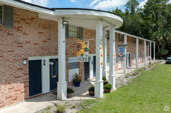 Building Photo - Lake Park Colonial