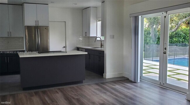 Foto del edificio - 3 br, 2 bath House - 6463 Manor Ln