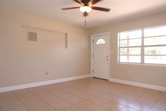 Building Photo - 821 14th Ave NW