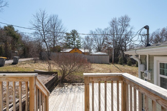 Foto del edificio - SHORT TERM 1/2/26-7/17/26 - Single Family 3 bedroom / 2 bath house