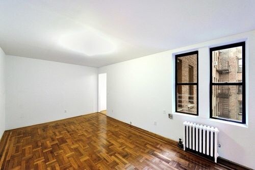 Primary Photo - 305 W 12th St
