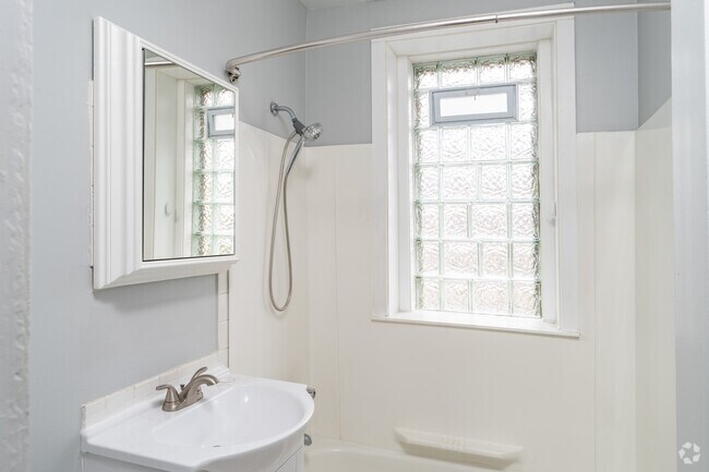 2 habitaciones, 1 baño - 1180 pies cuadrados - Baño - Windsor Apartments
