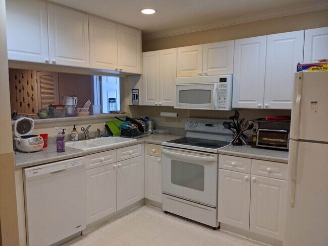 Building Photo - 3 Bedroom, 3 Bath condo! Walking distance ...