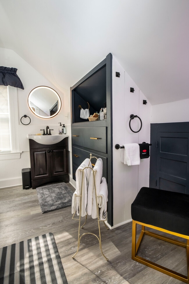 Ensuite - bathroom - 1614 Genesee St