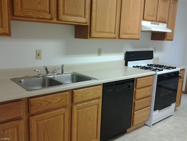 Building Photo - 4 br, 3.5 bath House - West Michigan Townh...