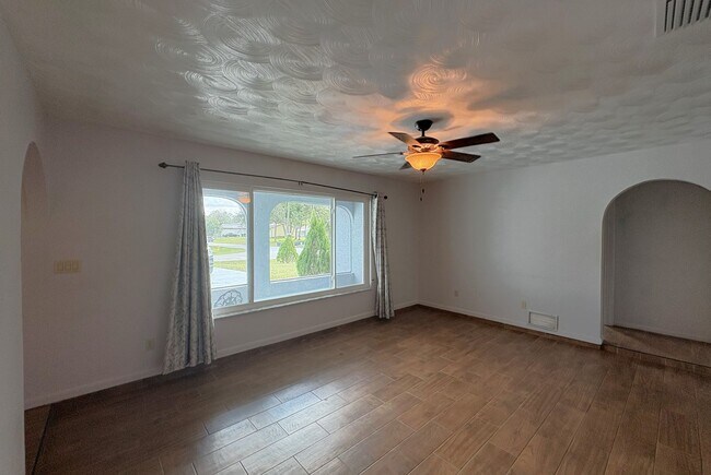 Building Photo - Spacious Florida Home Available Now!