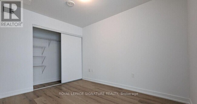 Photo du bâtiment - 1195 The Queensway