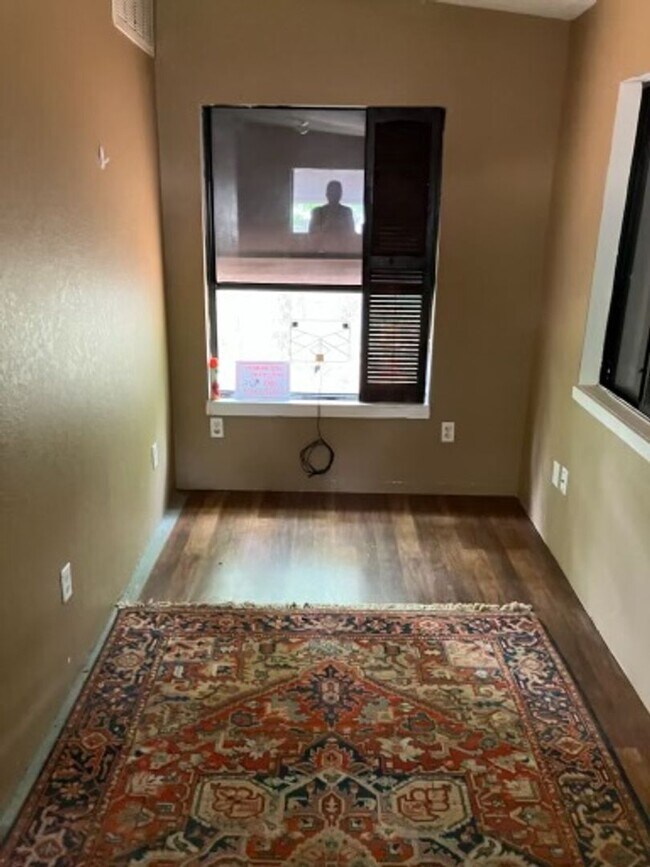 Building Photo - Cozy Cottage