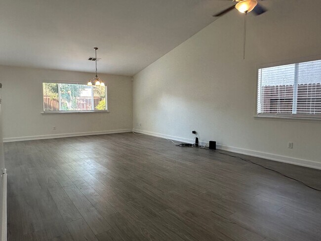 Foto del edificio - 4 Bdrm + 2 Bath  **READY NOW!