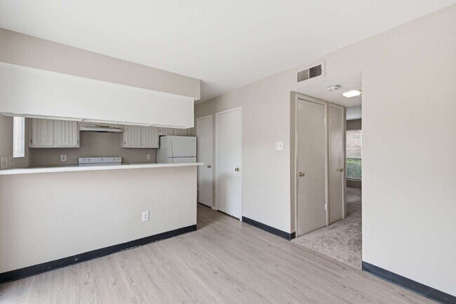 Building Photo - 2120 Wilcrest Dr