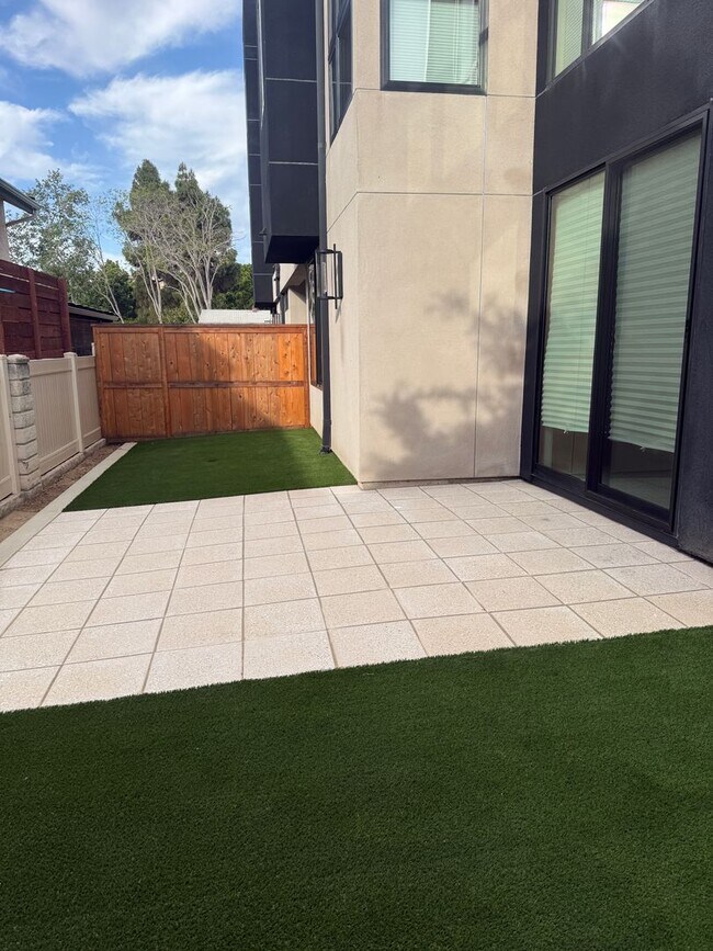 Foto del edificio - Brand new construction! 3 bedroom 3.5 bath end unit