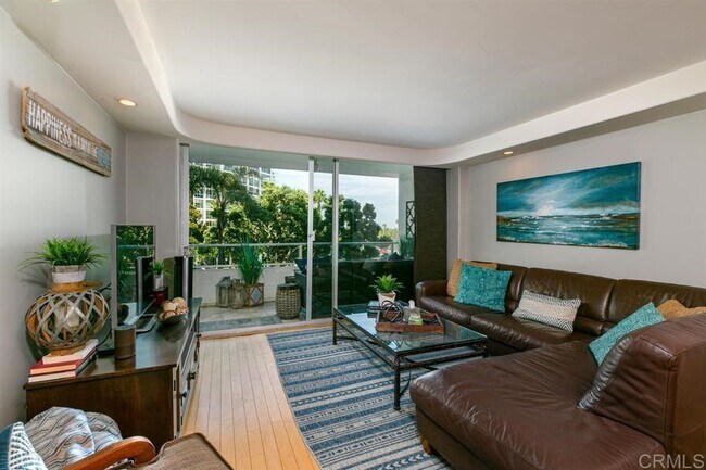 Sala de estar y balcón - 1830 Avenida Del Mundo