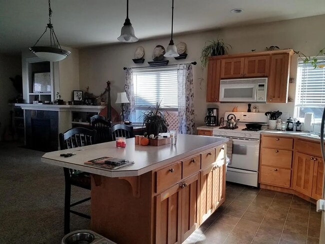 Building Photo - Adorable single-level 3x2 in desirable Fox...