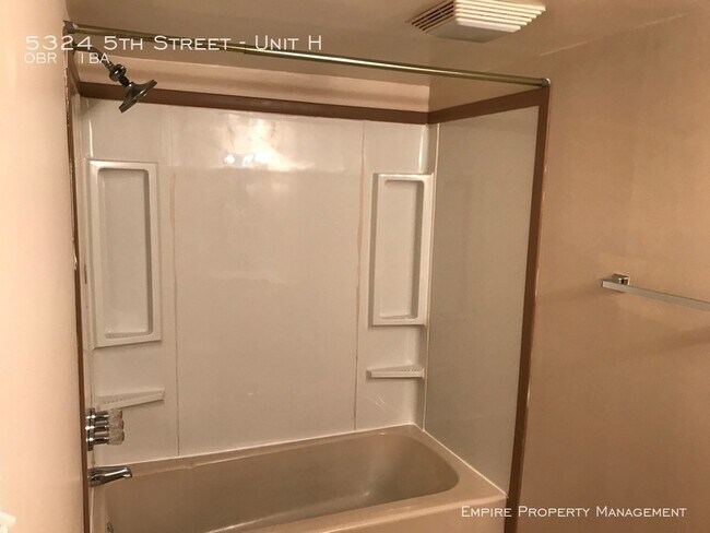 Building Photo - Studio Apartment in Whitehall