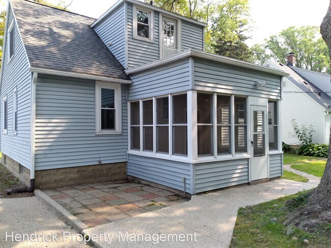 Building Photo - 3 br, 1.5 bath House - 96 Vanderveen Ave